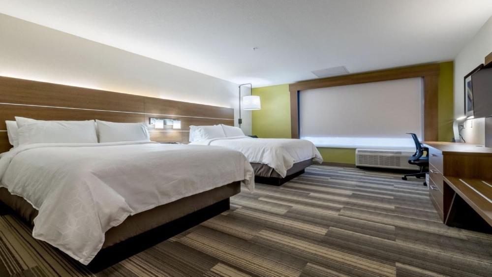 Standard Queen Room with Two Queen Beds - Extra Floor Space interior